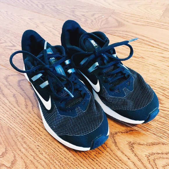 NIKE Running Shoes - Picture 2 of 4